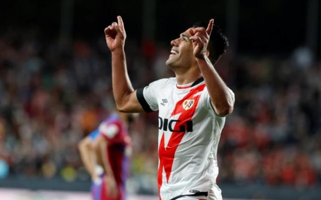 Falcao celebra uno de sus cinco tantos de este curso con el Rayo