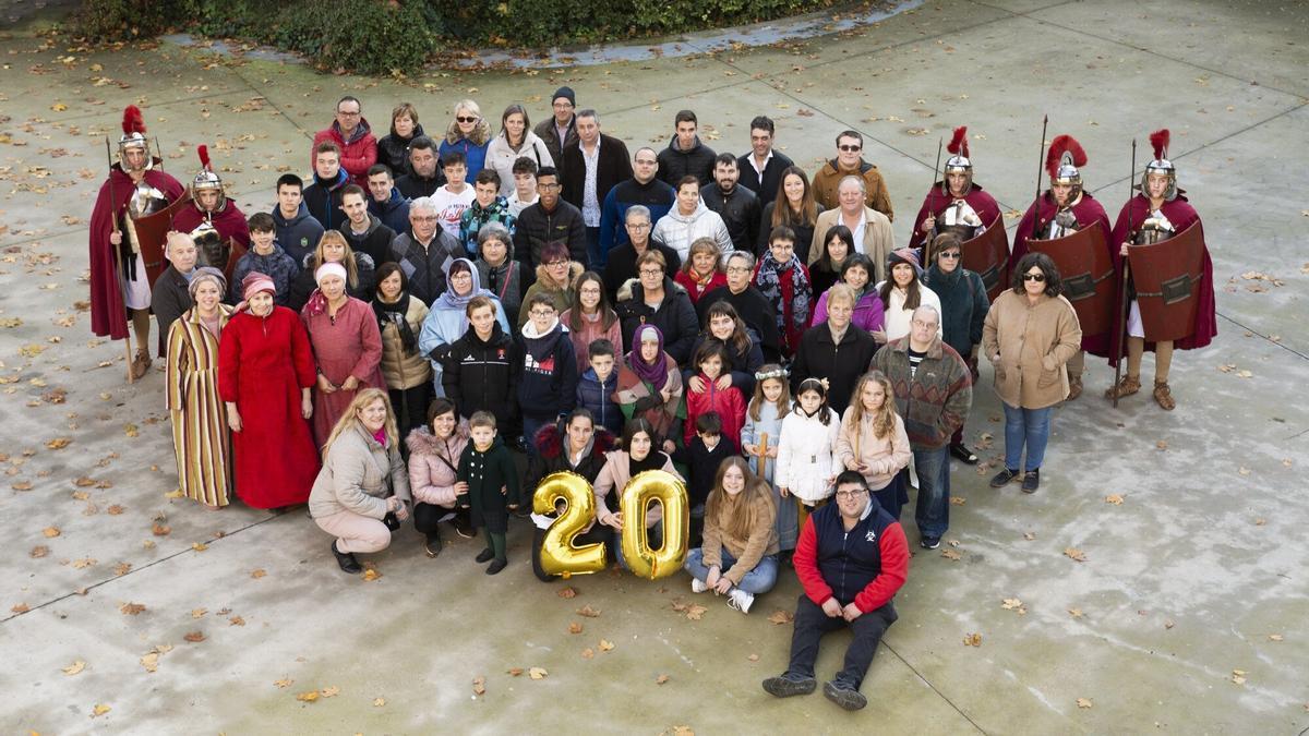 Algunos de los 200 voluntarios y voluntarias de Cortes tras realizar el Belén Viviente de 2019.