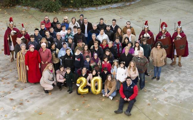 Algunos de los 200 voluntarios y voluntarias de Cortes tras realizar el Bel&eacute;n Viviente de 2019.