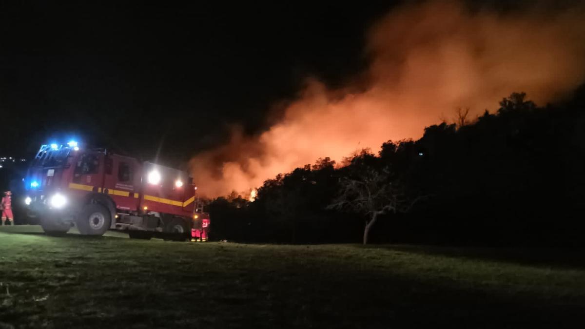 Efectivos de la UME esta pasada madrugada en el incendio del Valle de Mena