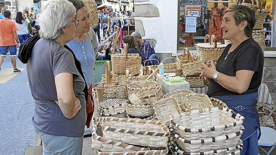 Más de un centenar de puestos de artesanía se dispusieron en tres zonas.
