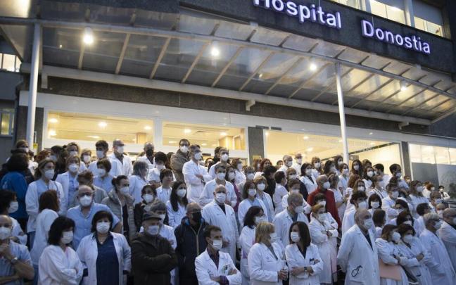 Concentración realizada este martes a las puertas del Hospital Donostia