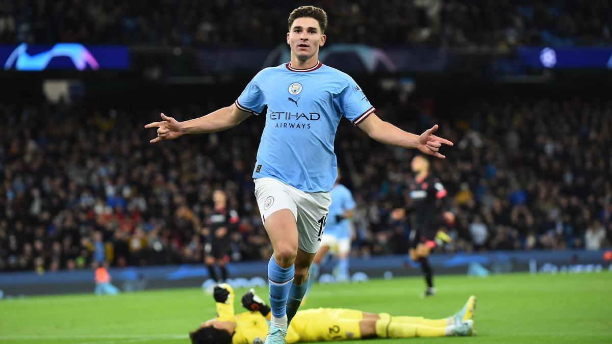 Julián Álvarez celebra el 2-1.