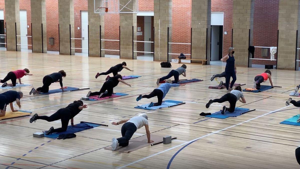 Clases de yoga en el polideportivo de Azpilagaña.