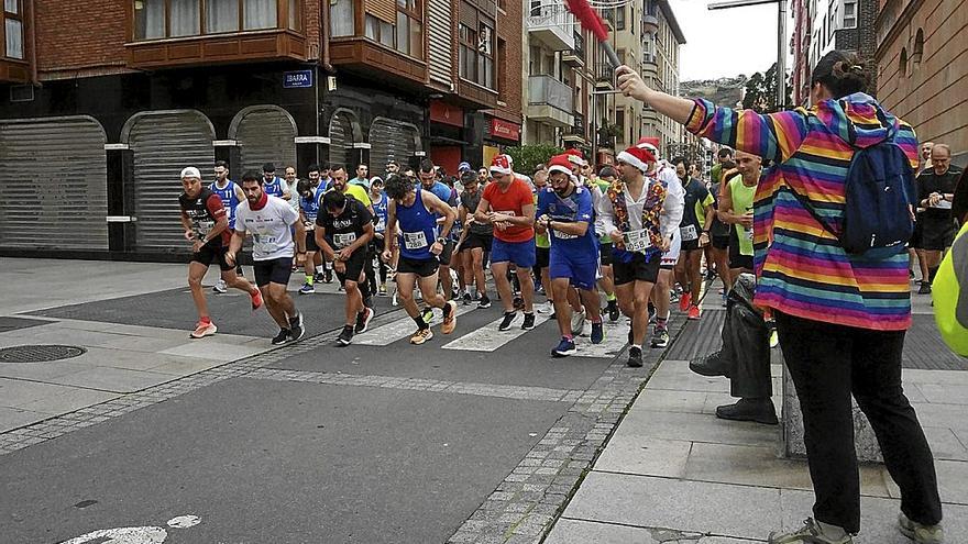 La alcaldesa de Erandio, Aitziber Oliban, dio el pistoletazo de salida a la carrera. | FOTOS: M. H.