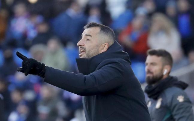 Diego Martínez da instrucciones a los suyos en un partido de LaLiga.