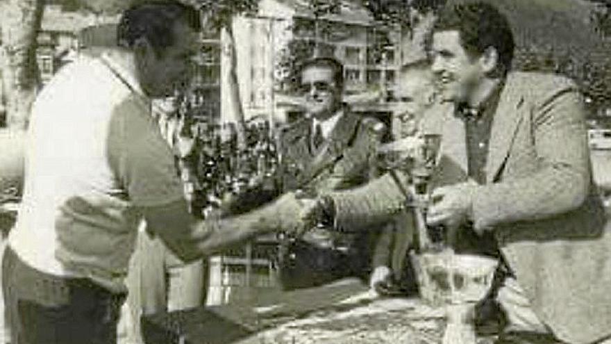 Delfín Arregi entrega el premio en 1971.