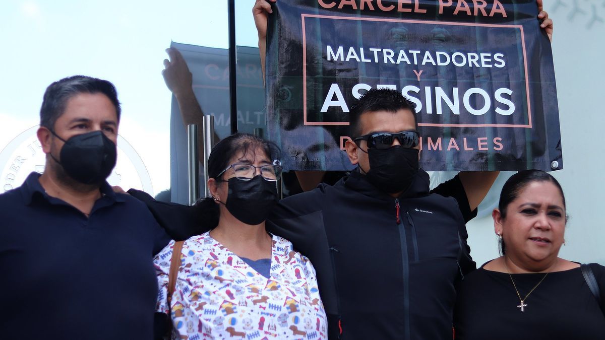 El médico veterinario Emmanuel Tovar (i), el entrenador de perros Edgar Martínez (2-i) y la abogada Mónica Huerta (d), se manifiestan en Querétaro contra el maltrato animal.