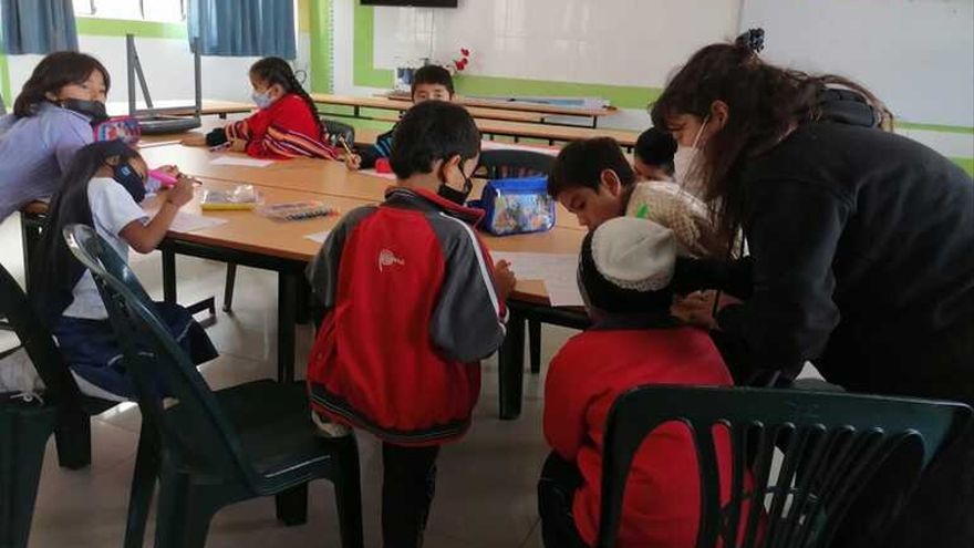 Nerea Vázquez, voluntaria en Trujillo (Perú) dando clases a niños de educación primaria.