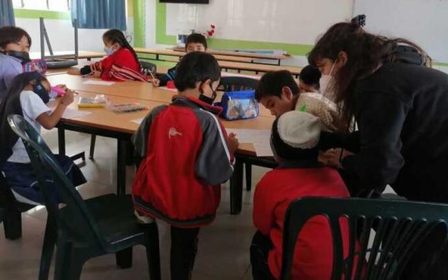 Nerea Vázquez, voluntaria en Trujillo (Perú) dando clases a niños de educación primaria.
