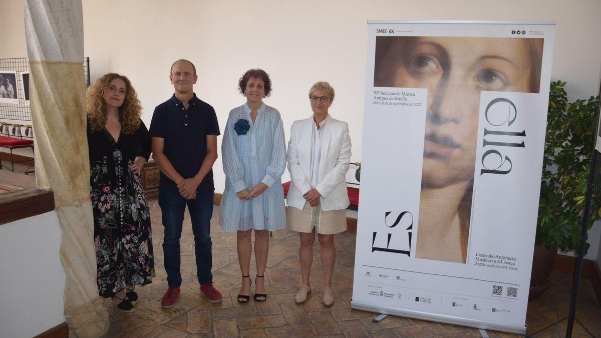 I-D: Raquel Andueza, directora artística de la SMADE; Regino Etxabe, concejal de Cultura del Ayuntamiento de Estella; la consejera de Cultura y Deporte, Rebeca Esnaola; y la directora gerente de Fundación Baluarte, María Antonia Rodr&