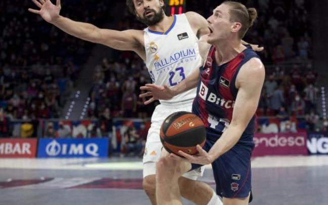 Kurucs es obstaculizado por Llull en un partido