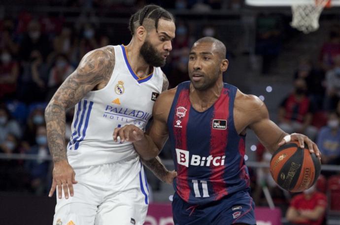 Granger avanza ante la presión de Taylor durante el partido del pasado domingo contra el Madrid