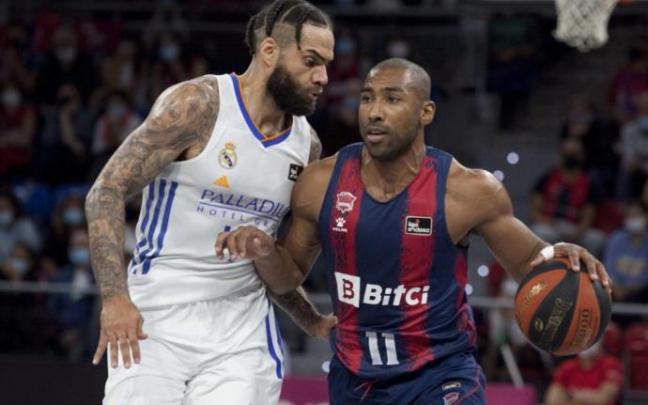 Granger avanza ante la presión de Taylor durante el partido del pasado domingo contra el Madrid