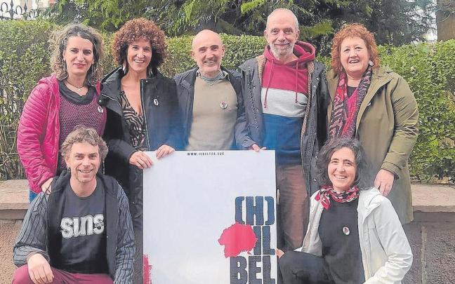 Argazkian, Euskal Nobela Beltzaren Astearen antolatzaileak aurkezpen egunean.