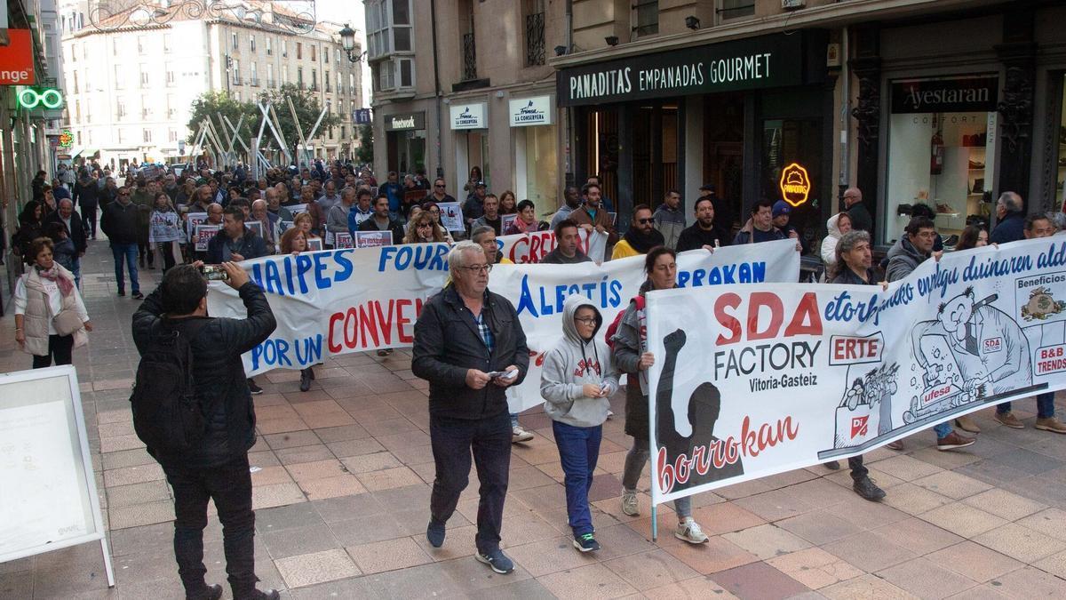 Cabecera de la marcha, que ha partido de la Virgen Blanca.