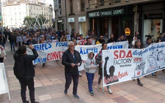Cabecera de la marcha, que ha partido de la Virgen Blanca.