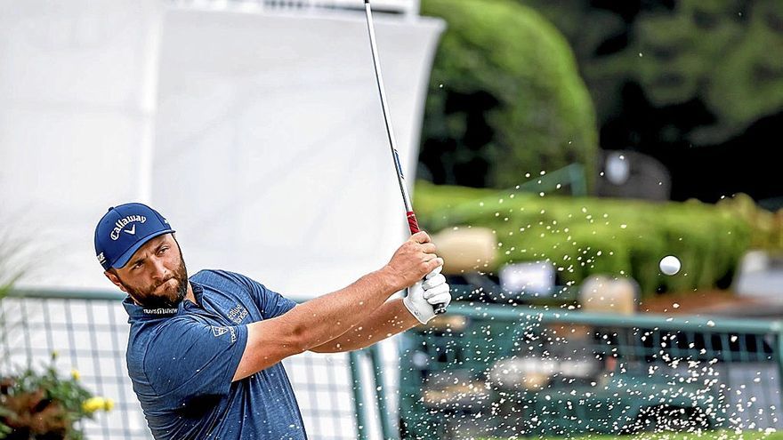 Jon Rahm juega desde un búnker ayer en la ronda de entrenamiento en East Lake. | FOTO: EFE