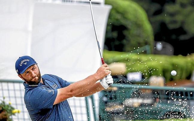 Jon Rahm juega desde un búnker ayer en la ronda de entrenamiento en East Lake. | FOTO: EFE