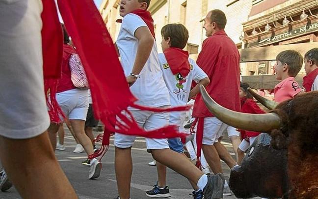 Los más atrevidos corren sin los padres y junto a las astas. Los más atrevidos corren sin los padres y junto a las astas.