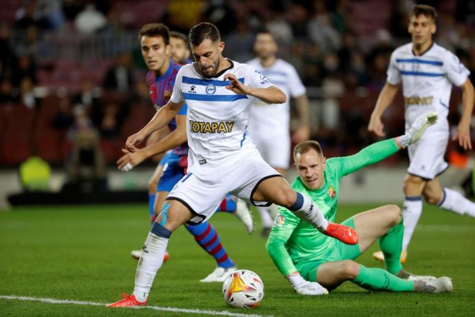 Luis Rioja supera a Ter Stegen durante el choque entre el Barça y el Alavés en el Camp Nou.