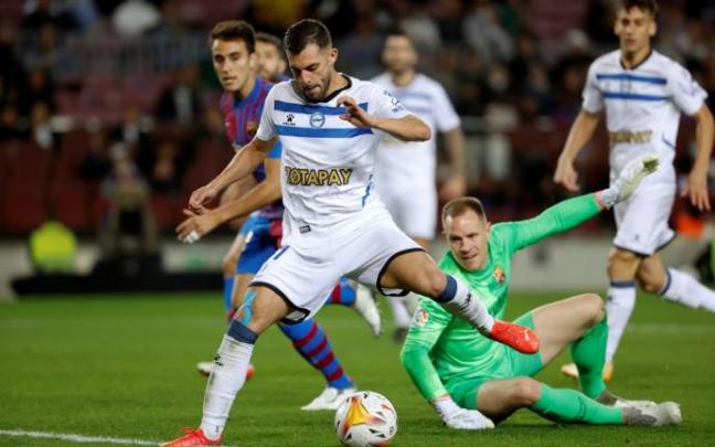 Luis Rioja supera a Ter Stegen durante el choque entre el Barça y el Alavés en el Camp Nou.