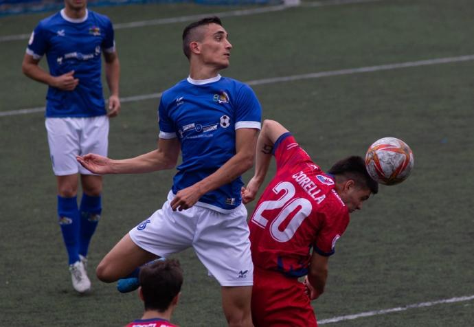 Yago Ancín (Txantrea) y Asier Monreal (Corellano), pugnan por un balón en la jornada anterior.