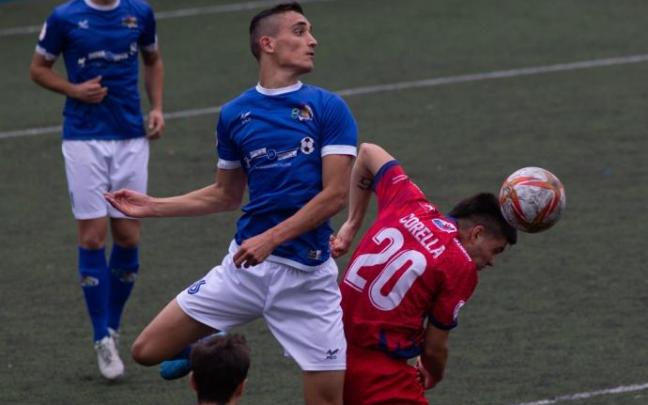 Yago Ancín (Txantrea) y Asier Monreal (Corellano), pugnan por un balón en la jornada anterior.