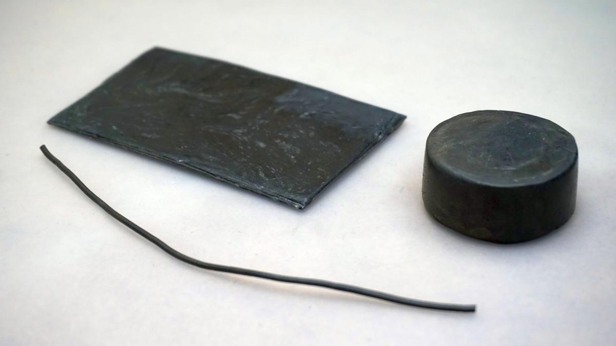 Material sólido en filamento, hoja y bloque.