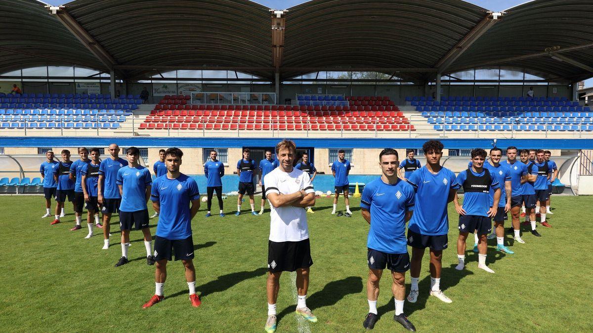 La plantilla del Amorebieta, con su t&eacute;cnico Haritz Mujika a la cabeza, posa en las instalaciones de Urritxe.