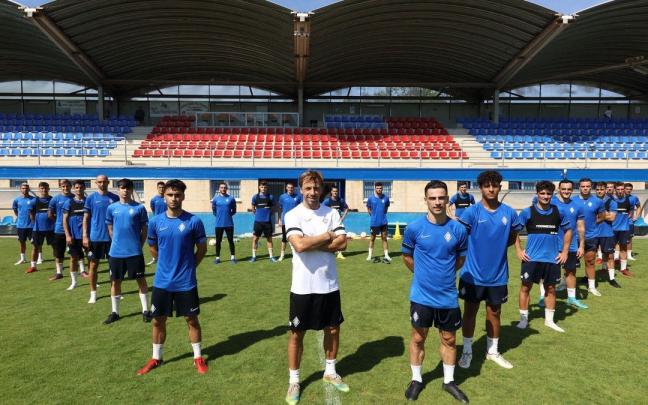 La plantilla del Amorebieta, con su t&eacute;cnico Haritz Mujika a la cabeza, posa en las instalaciones de Urritxe.