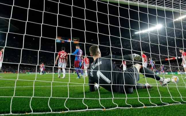 Simón, sobre el césped del Camp Nou, tras recibir uno de los cuatro goles en el partido de la pasada temporada Simón, sobre el césped del Camp Nou, tras recibir uno de los cuatro goles en el partido de la pasada temporada