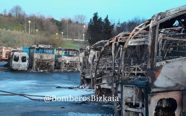 As&iacute; han quedado los autobuses calcinados en Erandio
