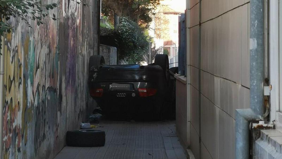 Un conductor pierde el control de su coche y acaba en el metro de Bidezabal