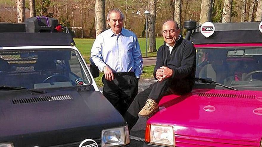 Fernando Egurbide y Pepe Pinedo posan en el parking del Refor junto a los Seat Marbella con los que se estrenaron en el Panda Raid de Marruecos en 2017.