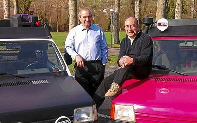Fernando Egurbide y Pepe Pinedo posan en el parking del Refor junto a los Seat Marbella con los que se estrenaron en el Panda Raid de Marruecos en 2017.