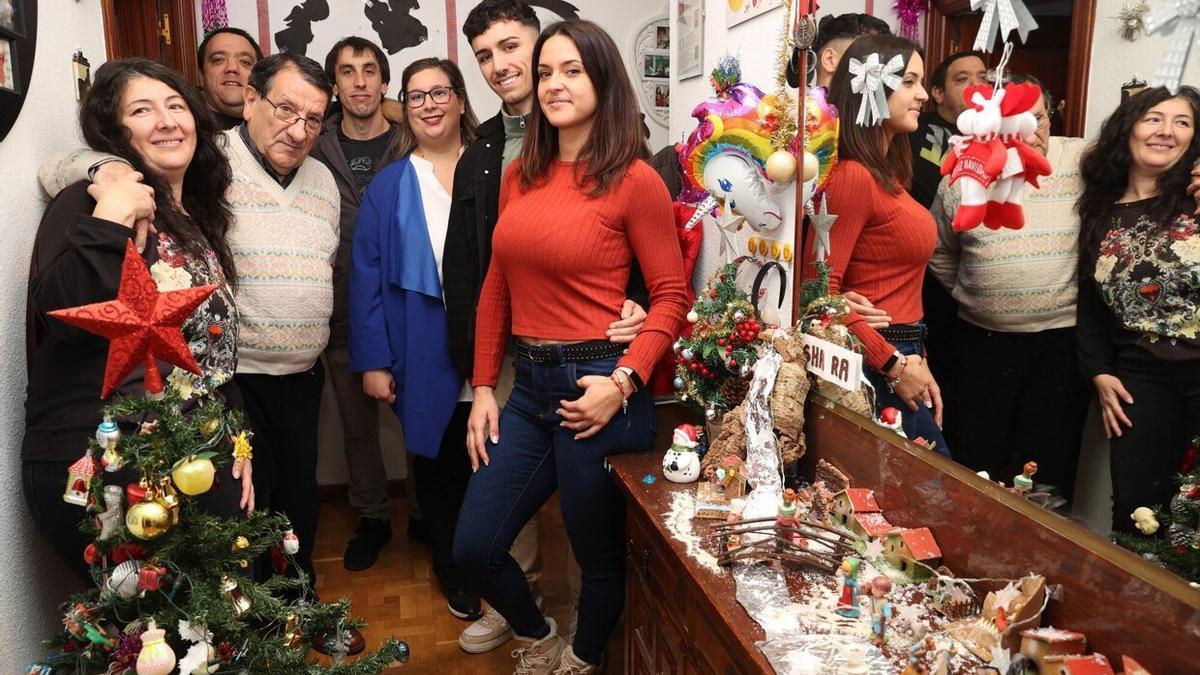 Sara Landa junto a su familia, celebrando las Navidades en su vivienda, en Burlada.