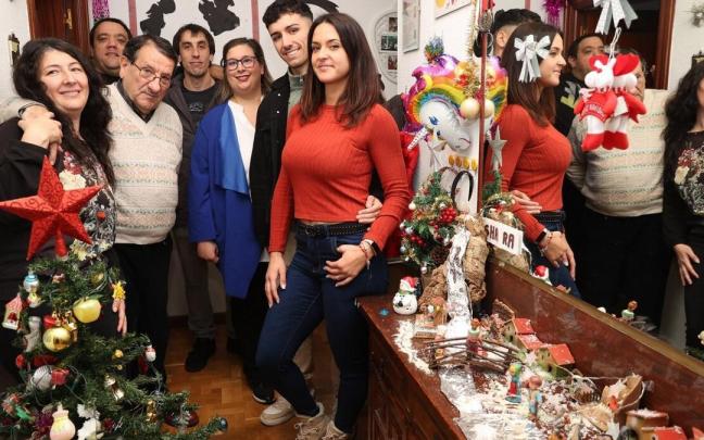 Sara Landa junto a su familia, celebrando las Navidades en su vivienda, en Burlada.