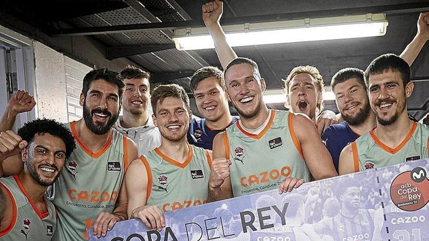 Los jugadores del Baskonia posan al término del partido con el billete para la Copa de Badalona que lograron ayer en Granada. | FOTO: ACB PHOTO / J. FERNÁNDEZ