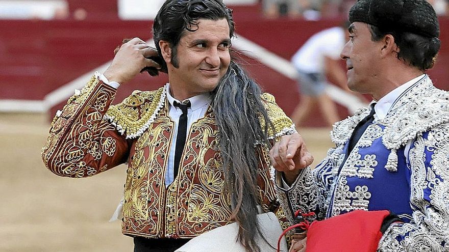 Morante, dando la vuelta al ruedo tras cortar el rabo del 6º, bonito y noble toro de Azcona. Foto: Javier Bergasa