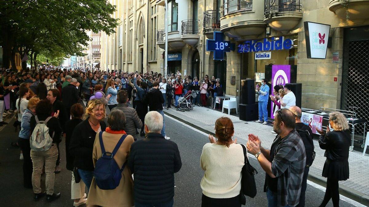 Concentración de apoyo frente a la clínica Askabide