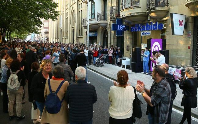 Concentración de apoyo frente a la clínica Askabide Concentración de apoyo frente a la clínica Askabide
