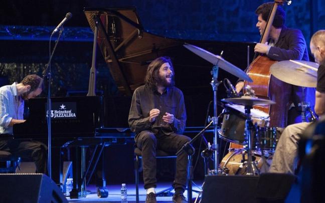 Salvador Sobral en un concierto en la plaza de la Trinidad, en la edición de 2018 del Jazzaldia Salvador Sobral en un concierto en la plaza de la Trinidad, en la edición de 2018 del Jazzaldia