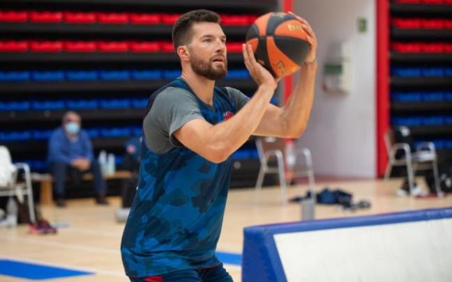 Alec Peters, durante el entrenamiento Alec Peters, durante el entrenamiento