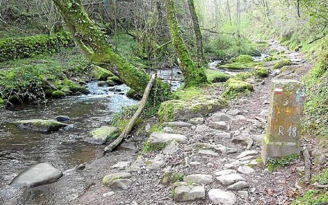El mugarri número 18 en el camino de Intzola, entre Bera y Urruña. El mugarri número 18 en el camino de Intzola, entre Bera y Urruña.