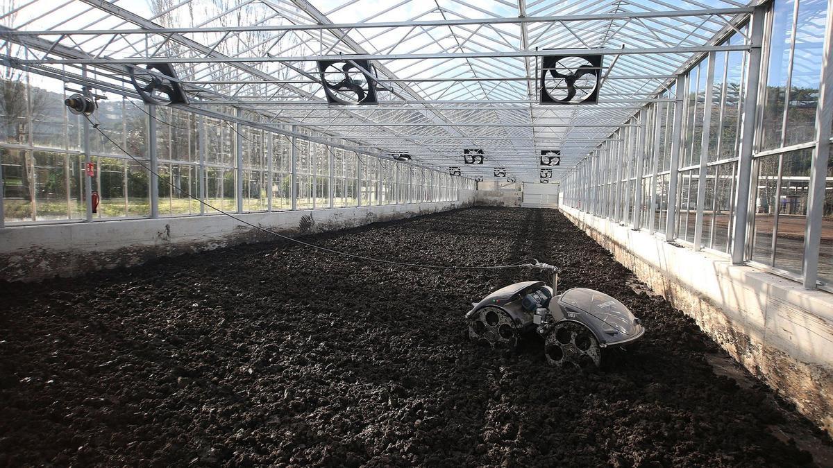 Un robot volteando los lodos en la planta piloto de secado solar de lodos de la Estación Depuradora de Aguas Residuales (EDAR), en Arazuri.