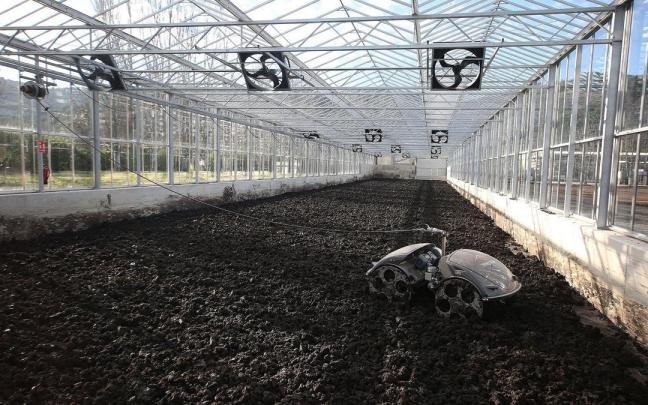 Un robot volteando los lodos en la planta piloto de secado solar de lodos de la Estación Depuradora de Aguas Residuales (EDAR), en Arazuri.