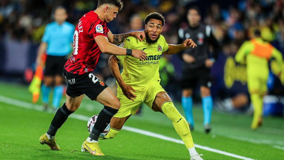 Arnaut Danjuma, del Villarreal, y Giovanni Gonzalez, del Mallorca