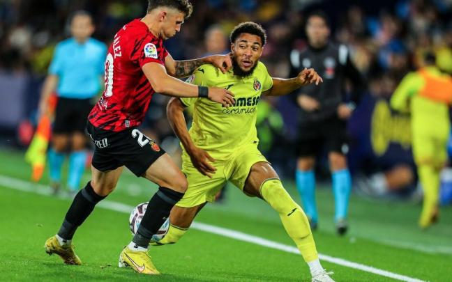 Arnaut Danjuma, del Villarreal, y Giovanni Gonzalez, del Mallorca