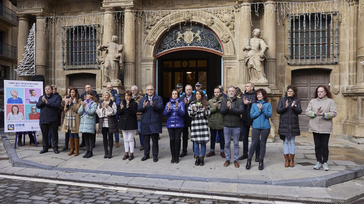 Concentración por el 25N en el Ayuntamiento de Pamplona.